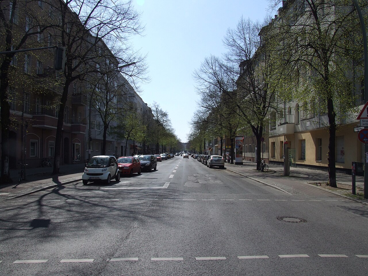 Symbolbild: Pannierstraße in Berlin-Neukölln. Foto: Nicor, Tabsnic, Wikimedia Commons, Lizenz: CC BY-SA 3.0 (https://creativecommons.org/licenses/by-sa/3.0). https://commons.wikimedia.org/wiki/File:Neuk%C3%B6lln_Pannierstra%C3%9Fe.JPG