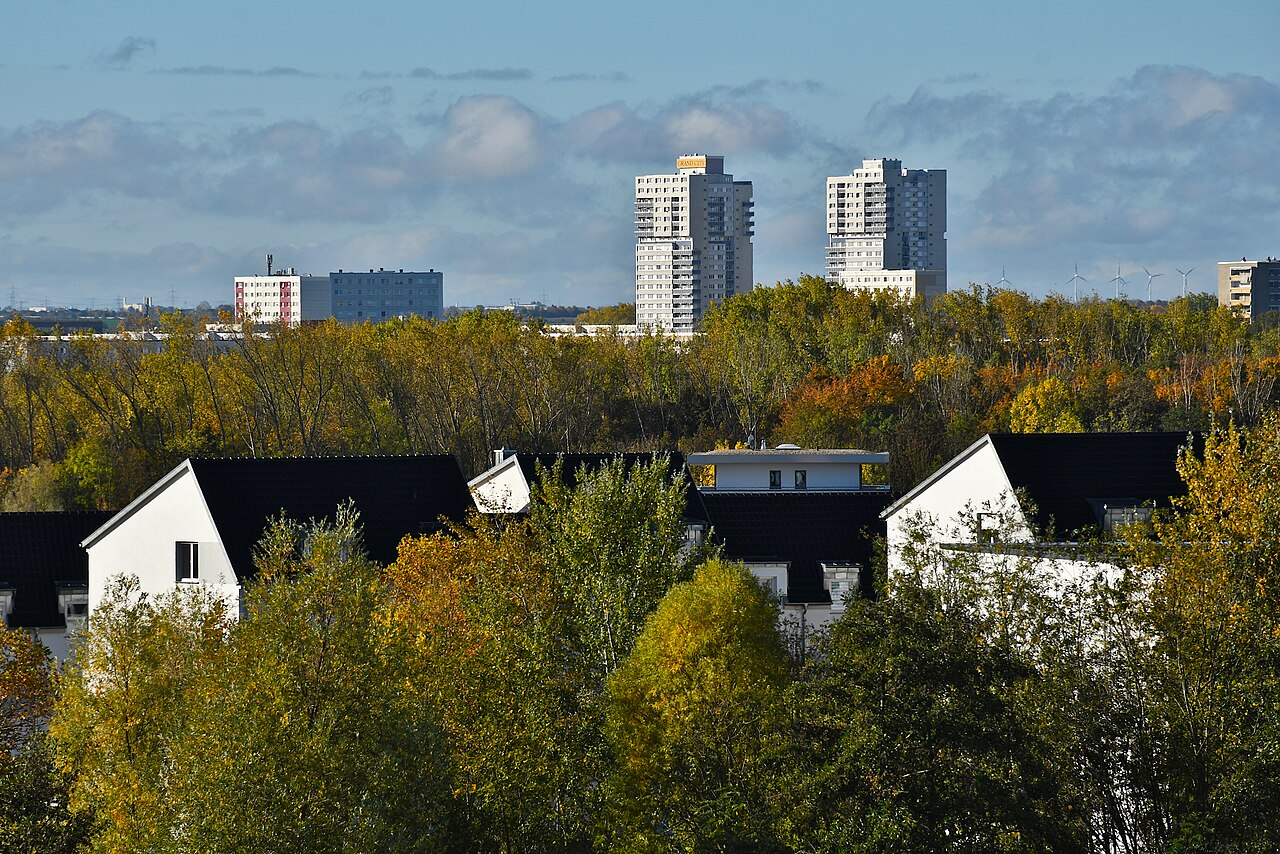 Symbolbild: Hochhäuser in Halle-Neustadt (Oktober 2025). Foto: Romzig, Wikimedia Commons, Lizenz: CC0 1.0 (gemeinfrei). https://commons.wikimedia.org/wiki/File:Halle-Neustadt,_Punkthochh%C3%A4user_(Oktober_2025).jpg