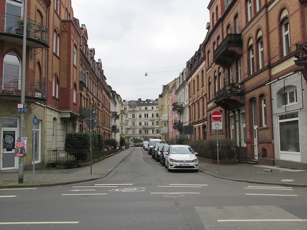 Symbolbild: Blick von der Emser Straße in die Drudenstraße, Wiesbaden-Westend. Foto: GeorgDerReisende@Vicuna, Wikimedia Commons, Lizenz: CC BY-SA 4.0 (https://creativecommons.org/licenses/by-sa/4.0). https://commons.wikimedia.org/wiki/File:Drudenstra%C3%9Fe,_1,_Westend,_Wiesbaden.jpg